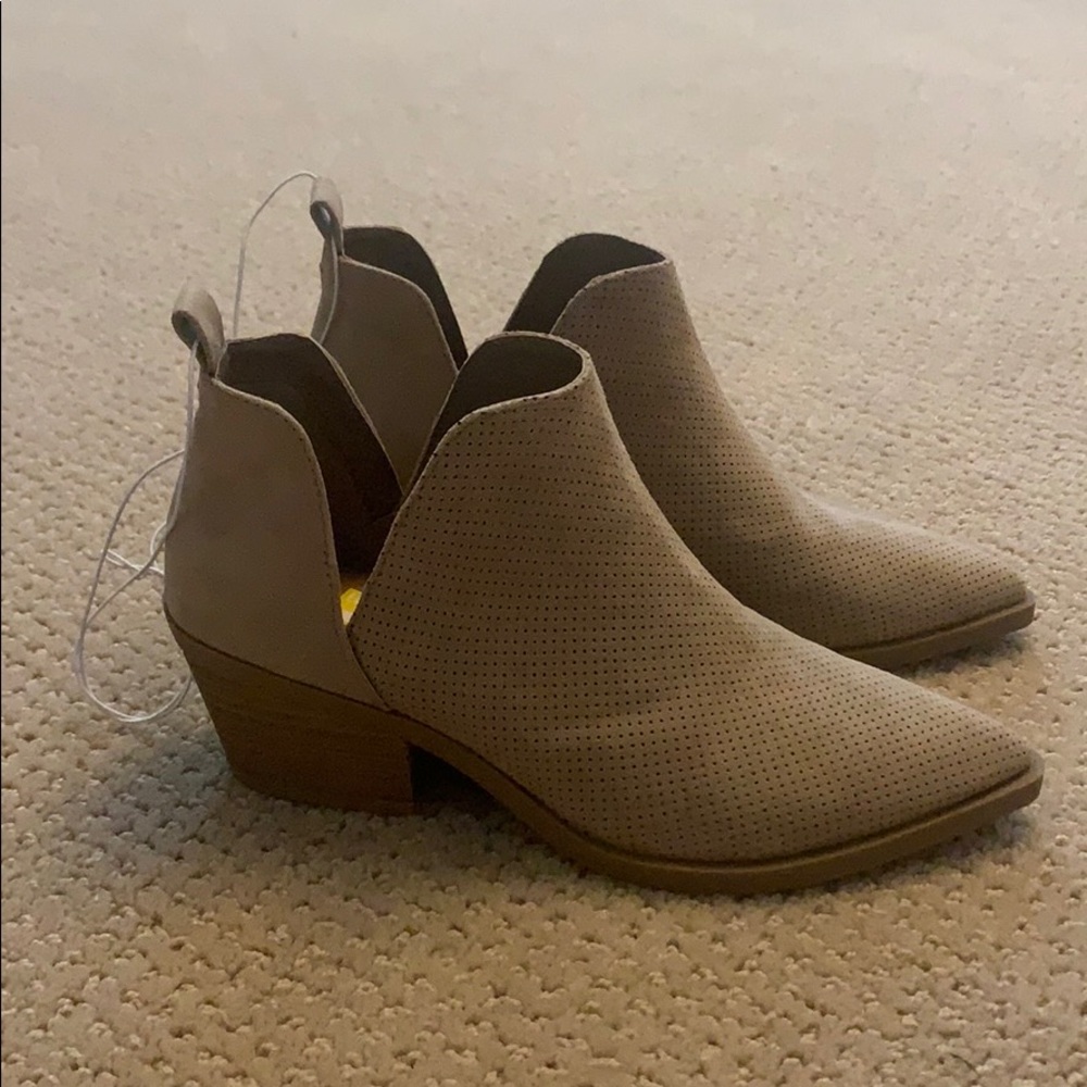 NWOT —WOMENS SIZE 6– Universal Thread Tan Booties